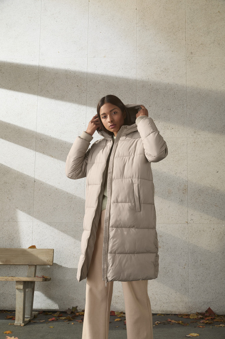 Dlhý teplejší kabát neutrálnej farby je praktický a pritom elegantný. Preto by mal byť v každom šatníku. Foto: Tchibo