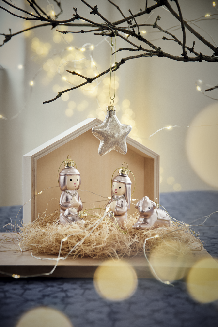 Rozkošný drevený betlehem so sklenenými figúrkami, ktoré sa dajú postaviť, alebo zavesiť, je klasická vianočná ozdoba s moderným dizajnom.  