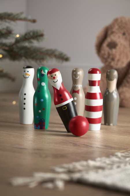 Vianočný mini bowling si zahrajú najmenší aj najstarší s dobrým pocitom, že figúrky sú z certifikovaného dreva, teda šetrné k životnému prostrediu. 