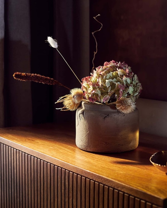Béžová terakotová váza je ideálna pre umiestnenie jednej hortenzie