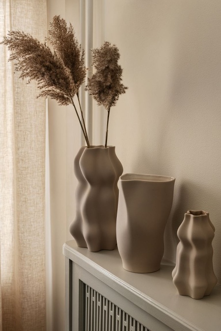 Veľká asymetrická váza z glazovanej keramiky je vhodná pre všetky duše minimalistov