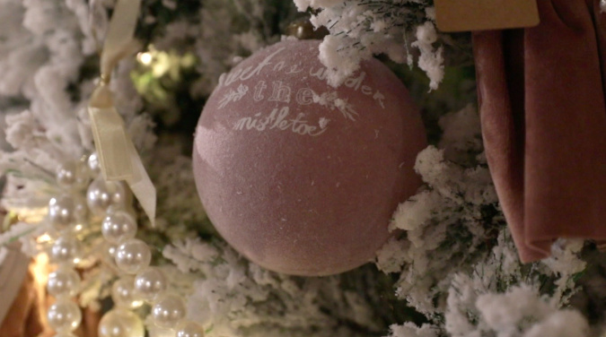 Zamatová guľa vo farbe tohtoročných Vianoc, v ružovej, je doplnená o romantické perličky