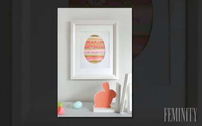 Prázdny rámik na fotografiu dotvoríte farebným vajíčkom vystrihnutým z tvrdého papiera, rámik môžete napr. nafarbiť aj takto na bielo, aby farebné vajíčko ešte viac vyniklo
