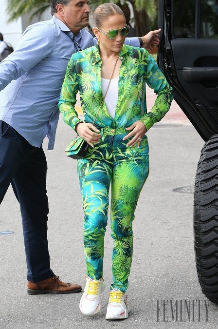 Speváčka J Lo nedávno opäť zabodovala a verejnosti pripomenula svojím športovým outfitom s potlačou džungle iný sexi model 