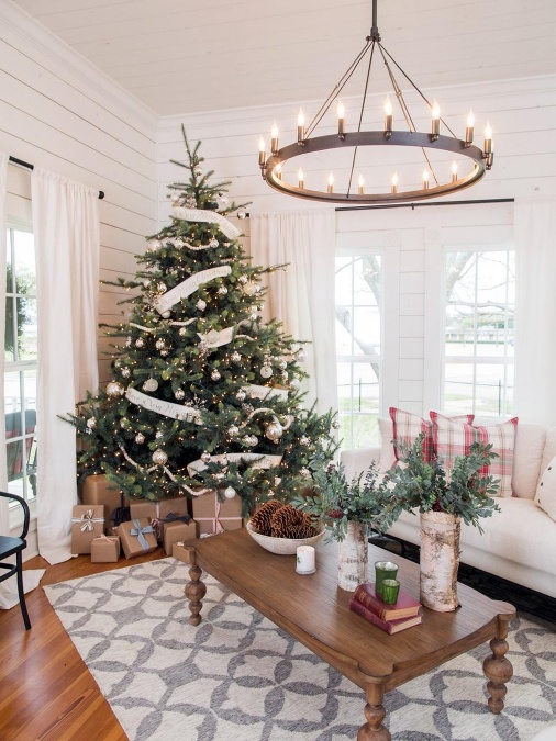 Tento živý vianočný stromček ozdobte bielymi a striebornými ozdobami