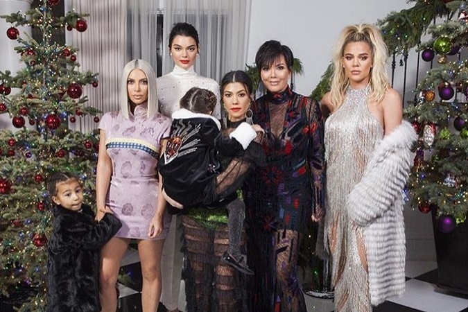 Rodina Kardashian-Jenner jednoducho sviatky miluje a veľmi vážne berú nielen vianočnú výzdobu, ale aj svoje vianočné rodinné tradície