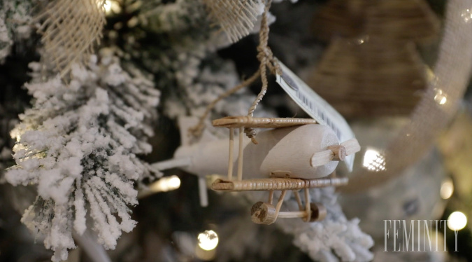 Ratanové lietadielka a jutové mašličky na stromčeku posypanom bielou 
