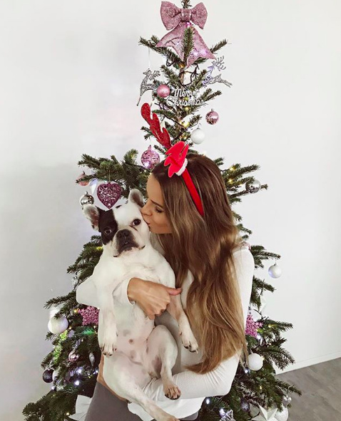Misska Zuzana Nemec Kollárová so svojím psíkom pod stromčekom