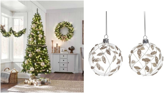 Svetlé ozdoby na vianočný stromček symbolizujú krásu a čistotu