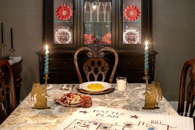 Dom McCallisterovcov na vás čaká aj s kopou nezdravého jedla vrátane večere pri sviečkach s makarónmi a syrom pripravených na použitie v mikrovlnke. 