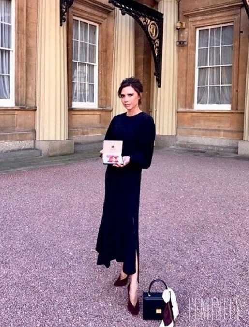 Na Victoriinej sociálnej sieti sa objavila jej fotografia spred Buckinghamského paláca, na ktorej v rukách drží ocenenie za prínos v oblasti módy pre krajinu