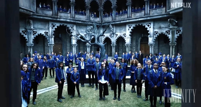 Dej seriálu sa okrem Wednesday sústreďuje aj na vraždy v malom meste, kde sa nachádza aj jej internátna škola Nevermore Academy. 