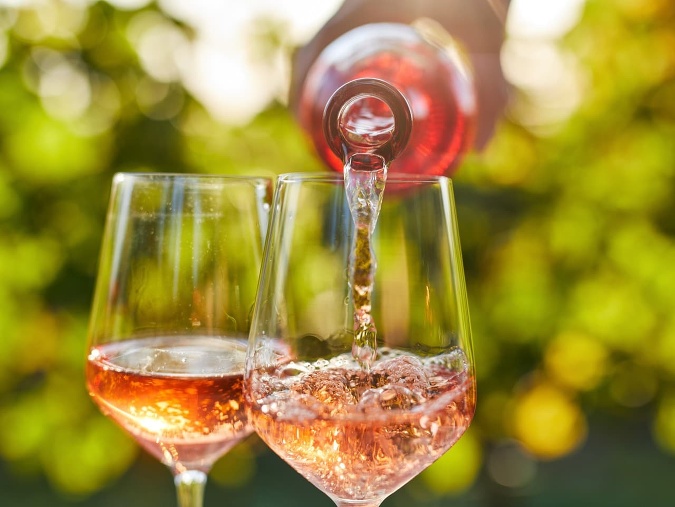 Oranžové víno maceruje dlhšie ako ružové - niekedy aj roky.