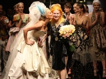 Prehliadka kráľovnej módy Vivienne Westwood zožala v Bratislave obrovský úspech.