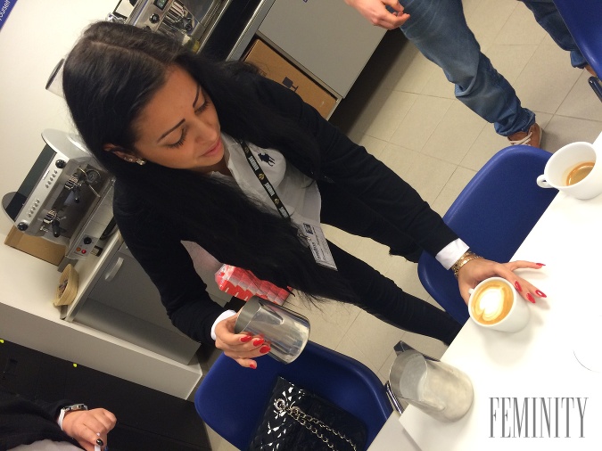 V rámci edukačných kurzov sa študenti učia, ako robiť kávu krajšou a predajnejšou