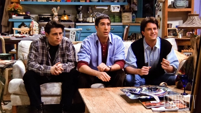 Vo Veľkej Británii bola jedna časť počas vysielania 4. série tiež zakázaná. Išlo o to, keď Joey a Chandler narazili na kanál vysielajúci bezplatné porno a stali sa ním posadnutí. 