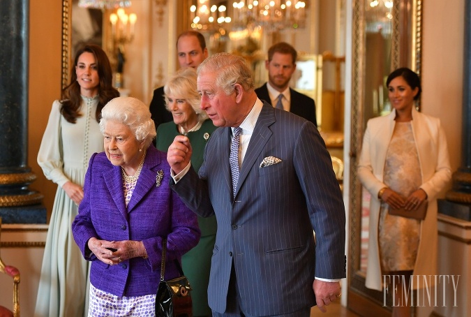 Princ Harry a Meghan Markle vrhli svojím odchodom a slovami na monarchiu nie práve lichotivé svetlo. 