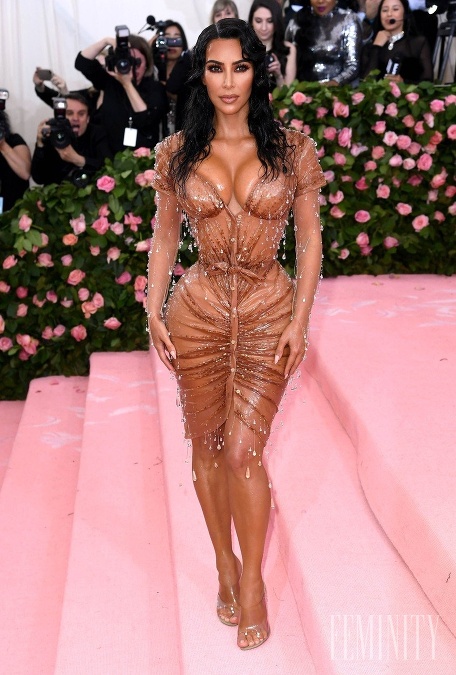 Kim Kardashian stavila na odvážne šaty Manfred Thierry Mugler