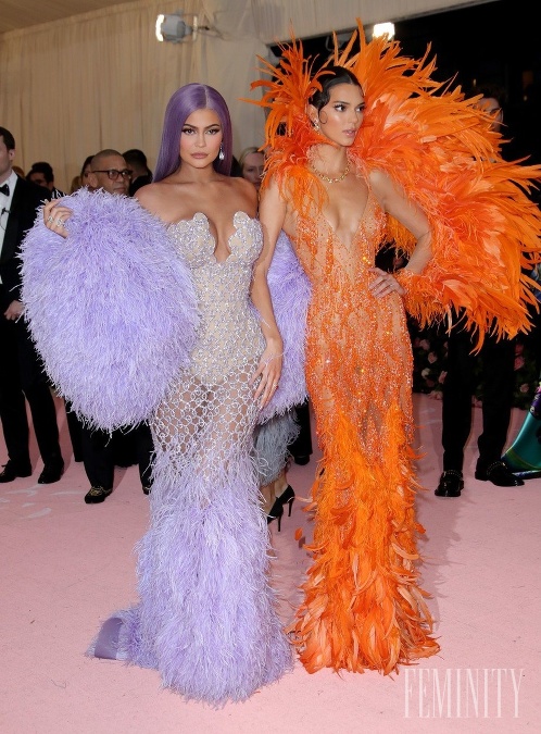 Kylie Jenner and Kendall Jenner stavili opäť na extravaganciu v róbach Versace