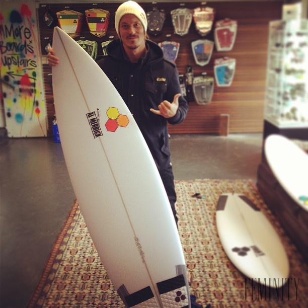 Alex Chumpy Pullin je snowboardista, no okrem toho aj rád surfuje