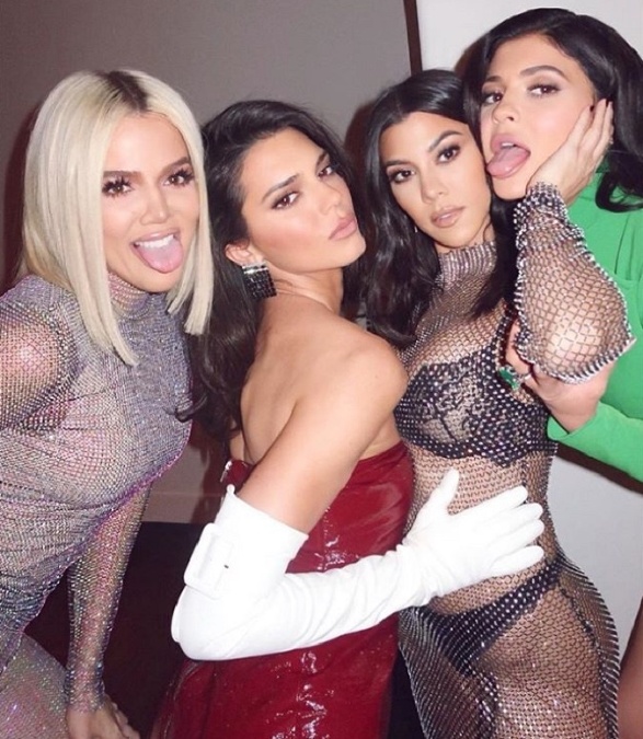 Khloé už zďaleka dnes nepripomína škaredé káčatko rodiny Kardashian-Jenner